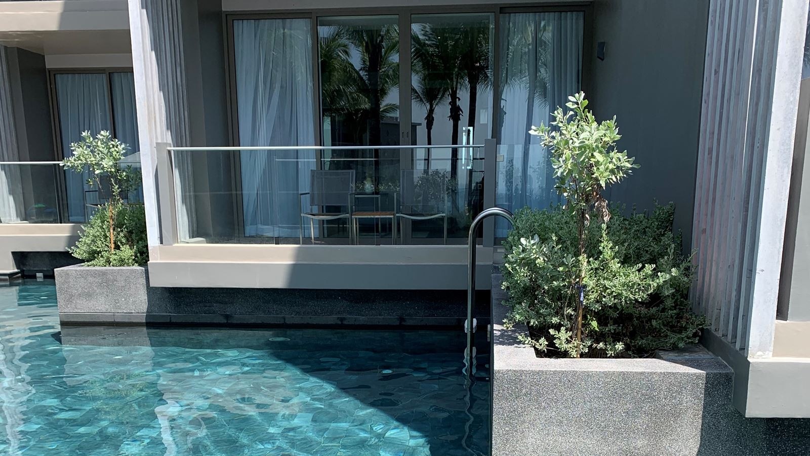 rooms-pool-access-comfy