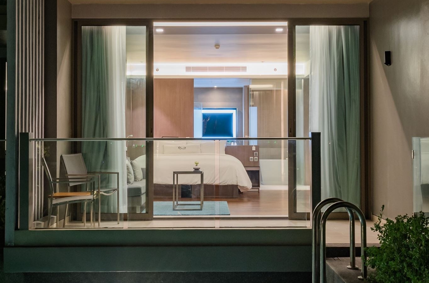 rooms-pool-access-comfy