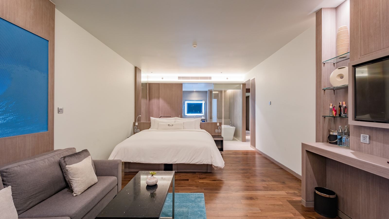 rooms-pool-access-comfy