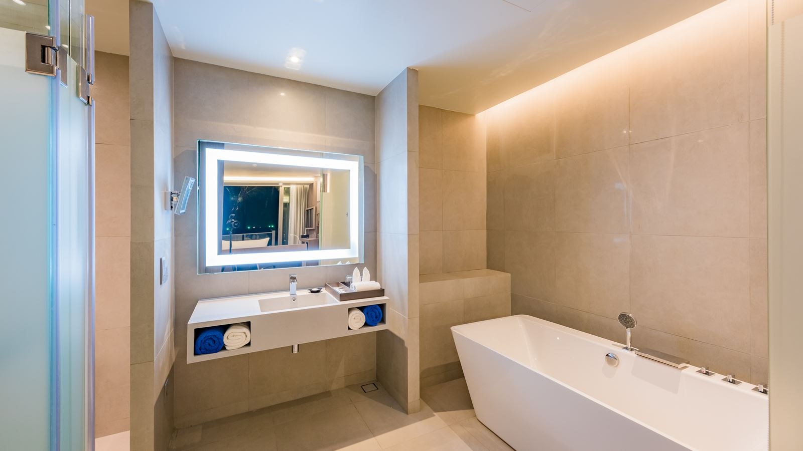 rooms-pool-access-comfy