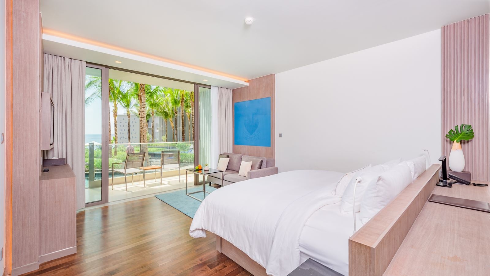 rooms-pool-access-comfy