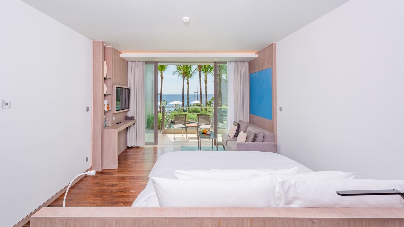 rooms-pool-access-comfy