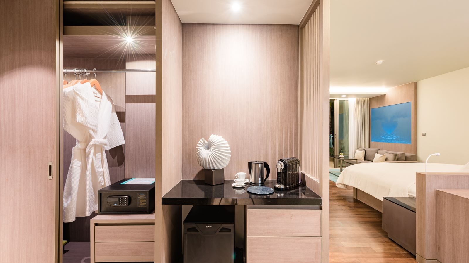 rooms-pool-access-comfy