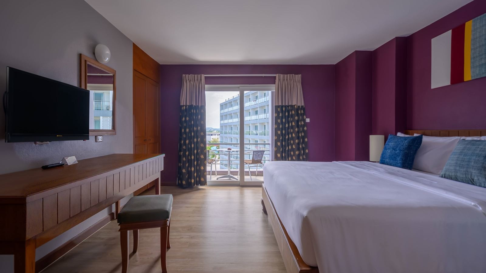 rooms-deluxe-room-pool-view