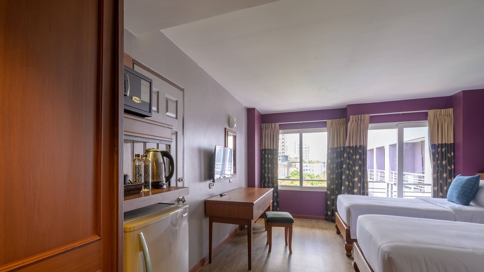 rooms-deluxe-room-pool-view