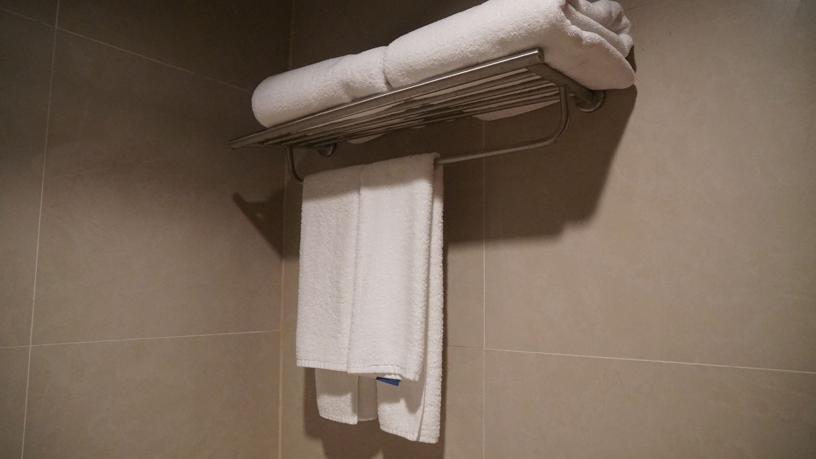 rooms-deluxe-room-pool-view