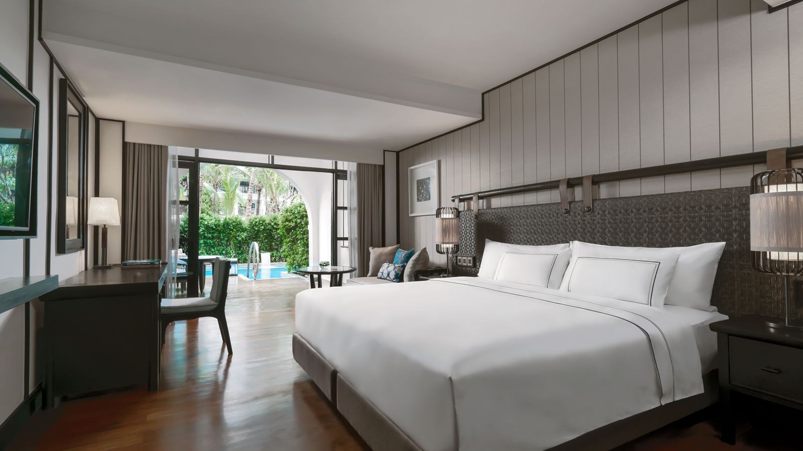 rooms-the-level-pool-access-room