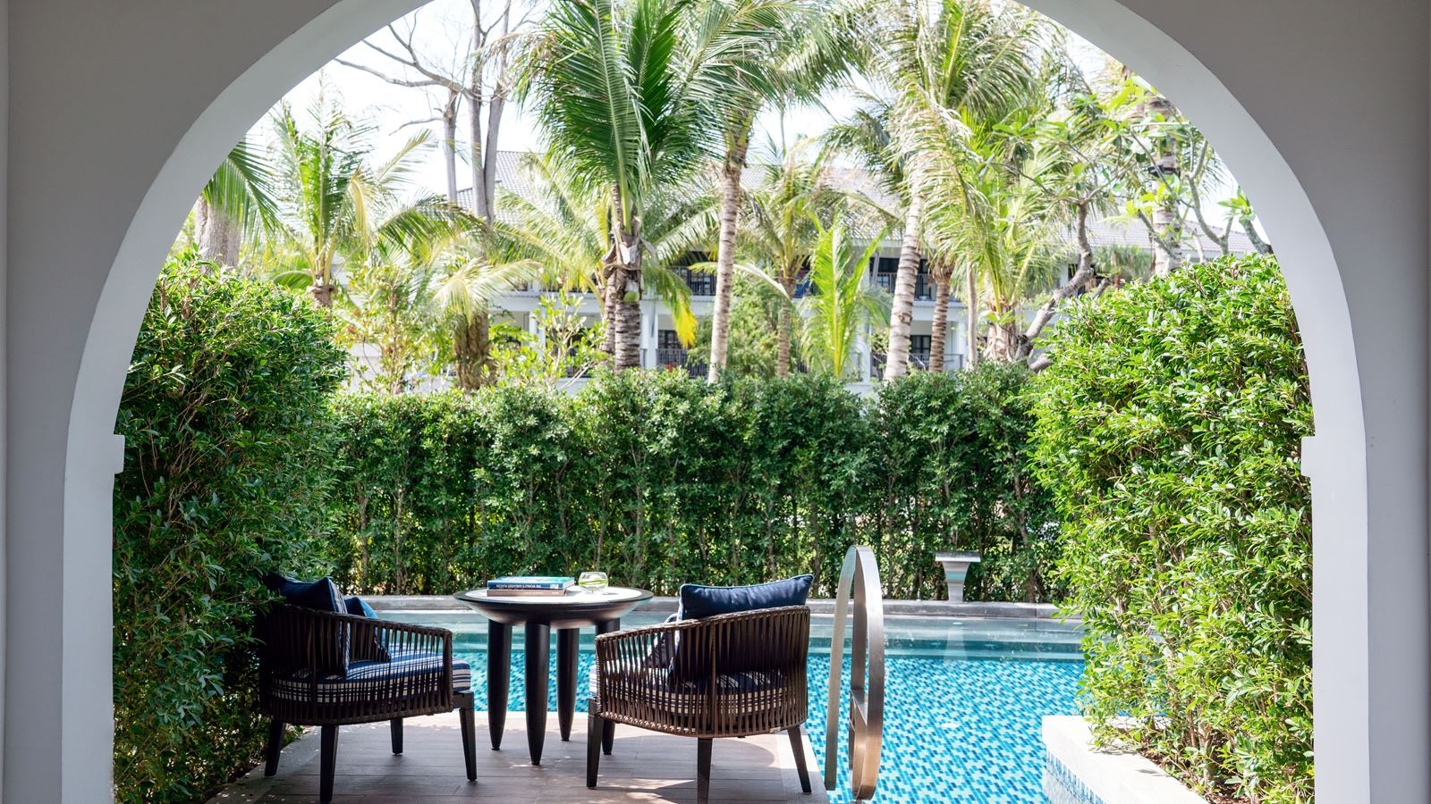 rooms-the-level-pool-access-room