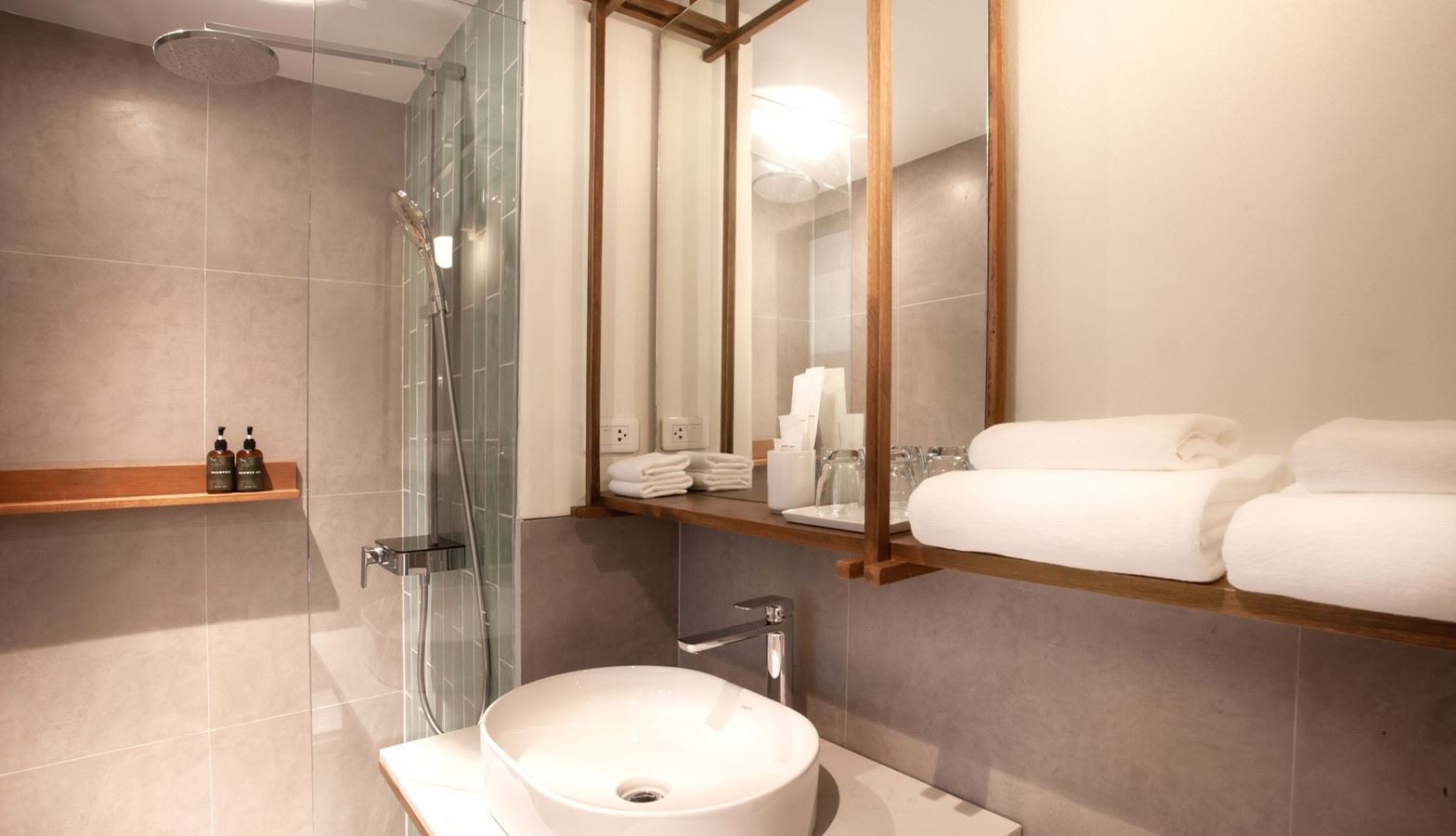 rooms-deluxe-balcony