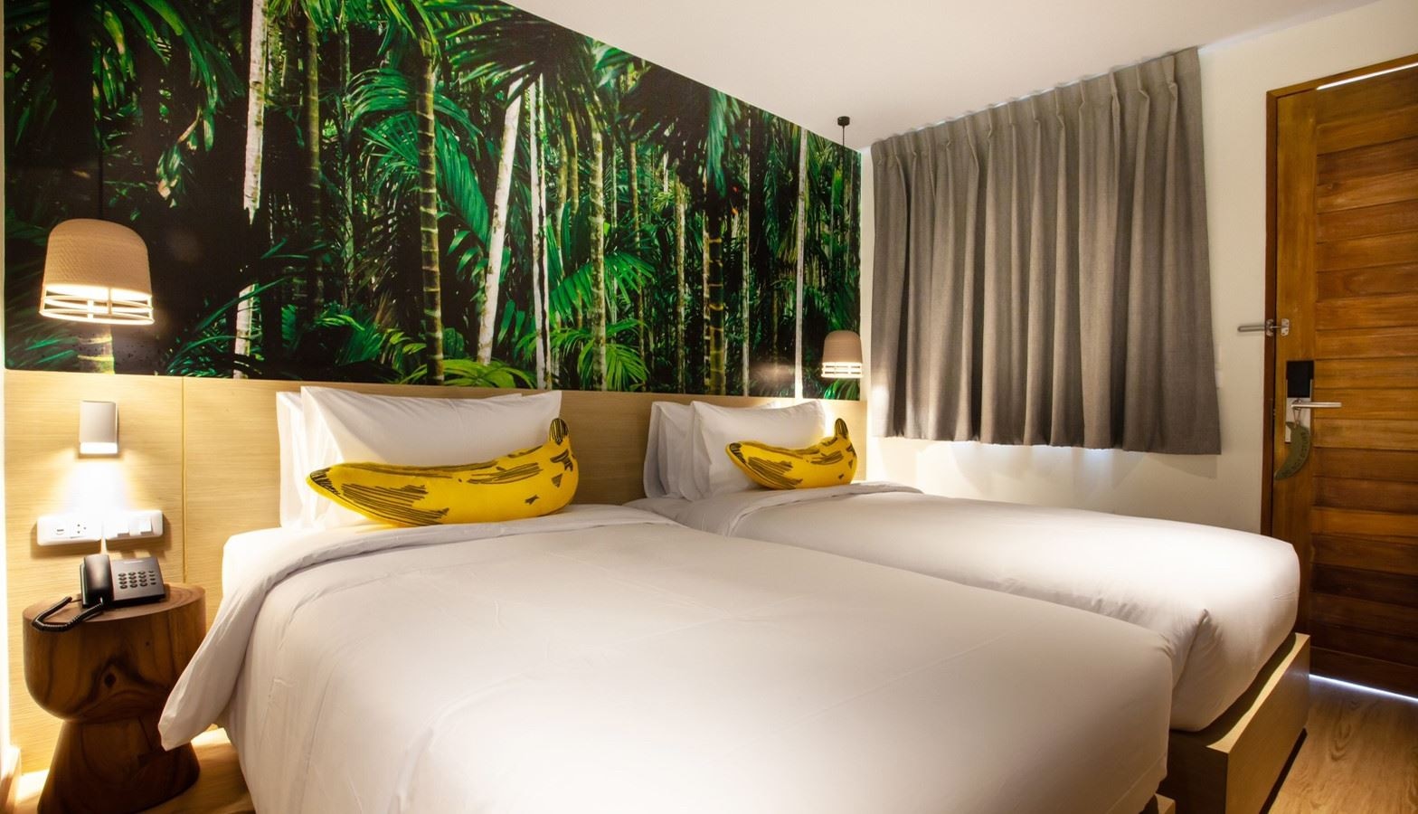 rooms-deluxe-pool-view