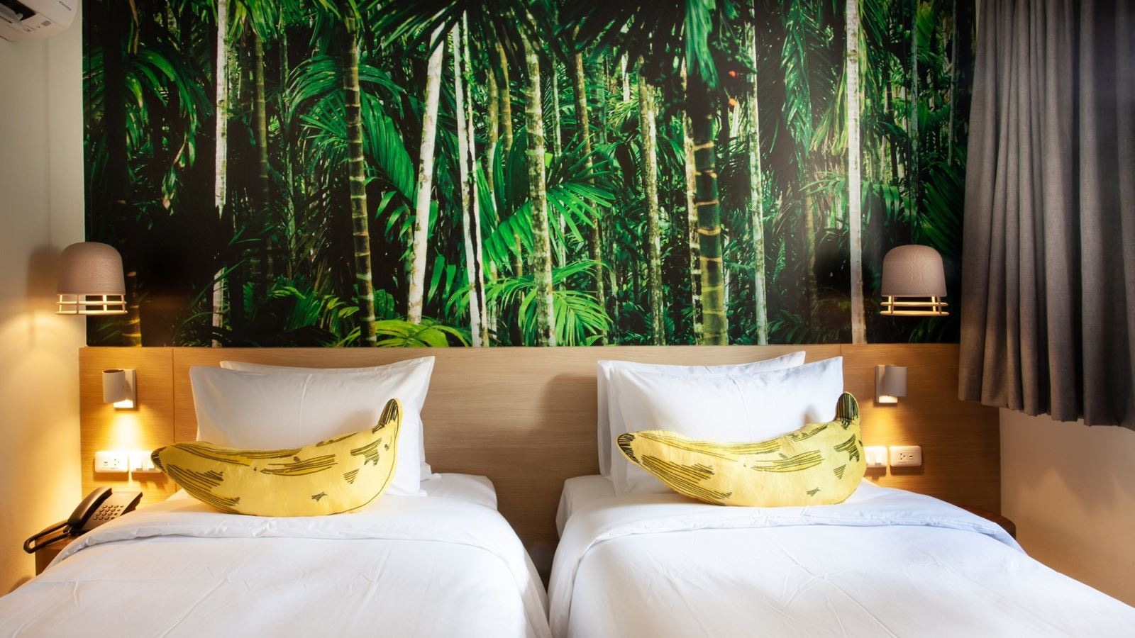 rooms-deluxe-pool-view