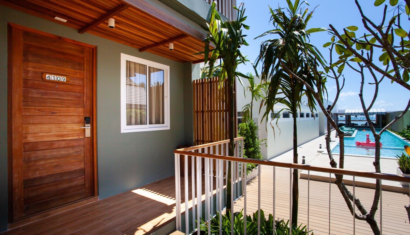 rooms-deluxe-pool-view