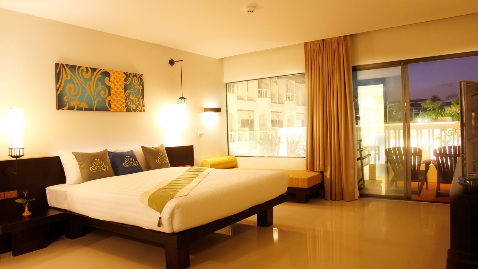 rooms-deluxe-pool-view-room