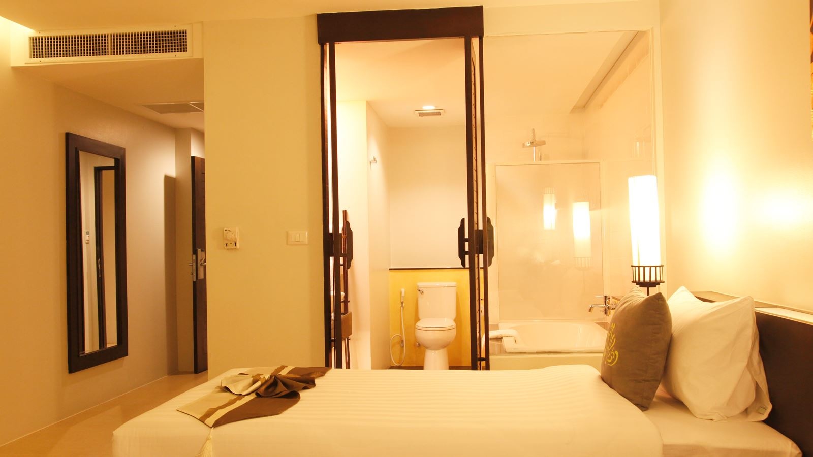 rooms-deluxe-pool-view-room