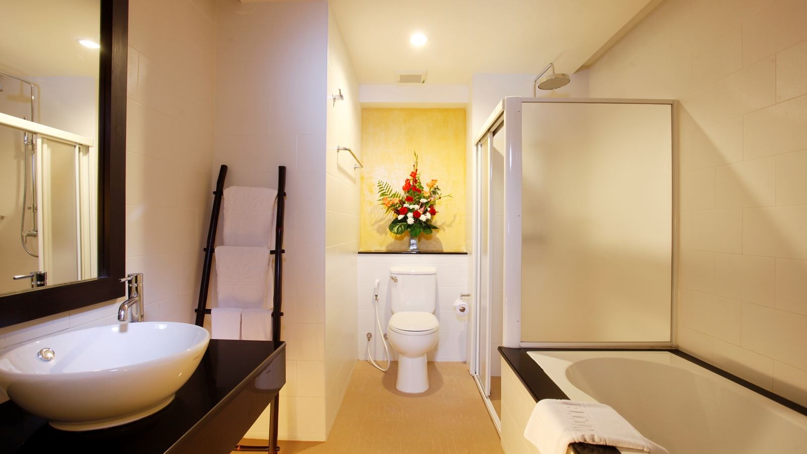 rooms-grand-deluxe-pool-view-room