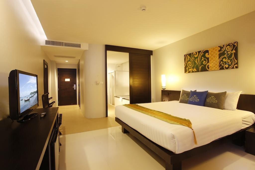 rooms-grand-deluxe-pool-view-room