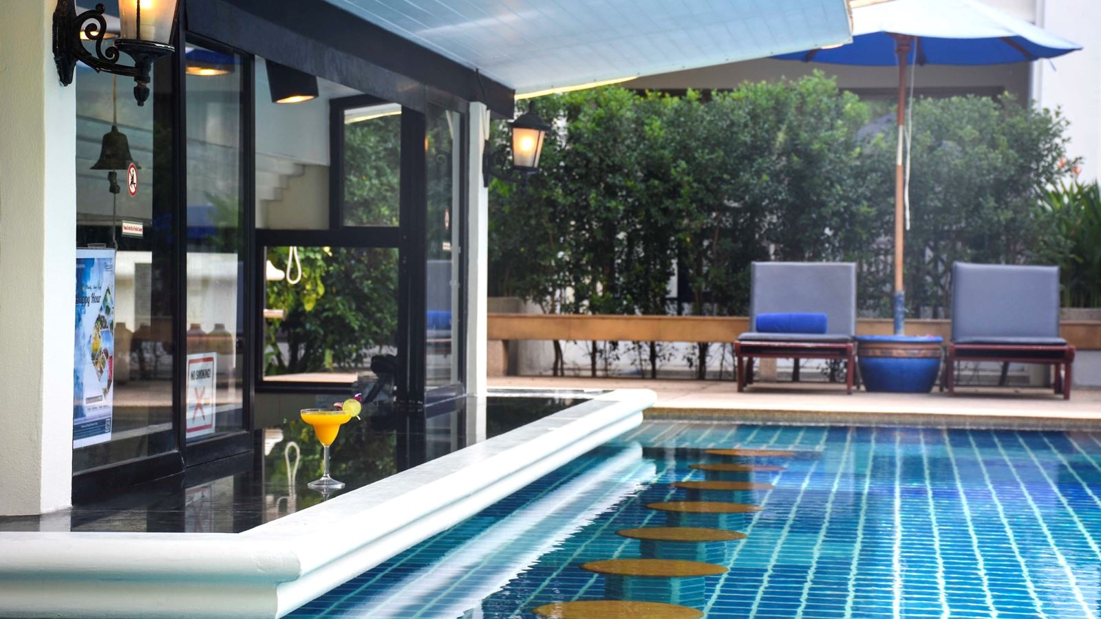 restaurants-pool-side-bars