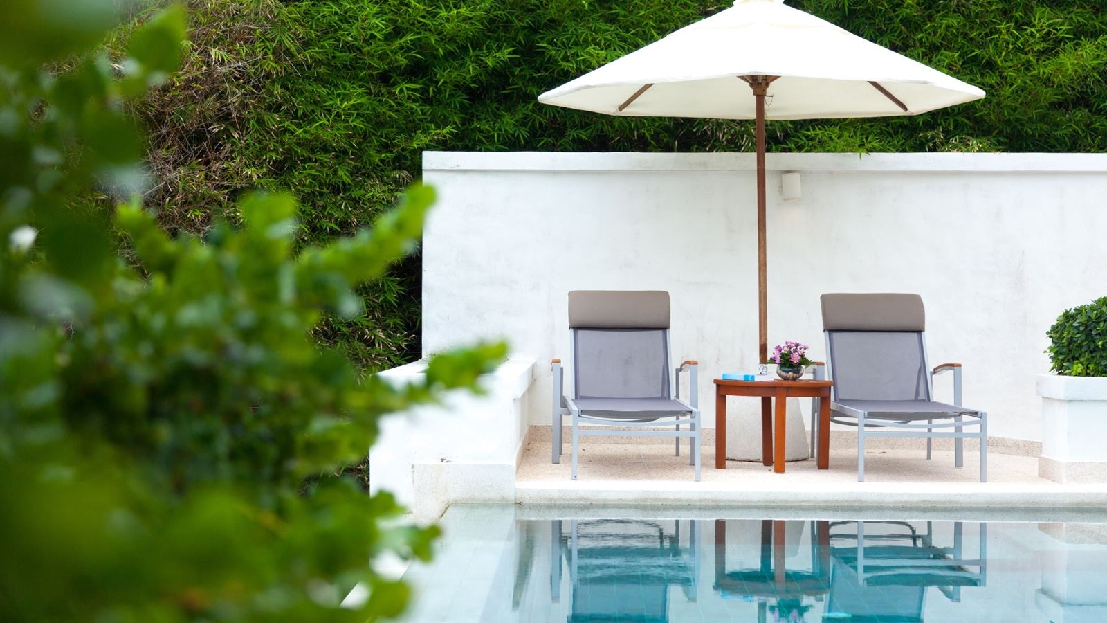 rooms-grand-pool-suite-with-partial-sea-view