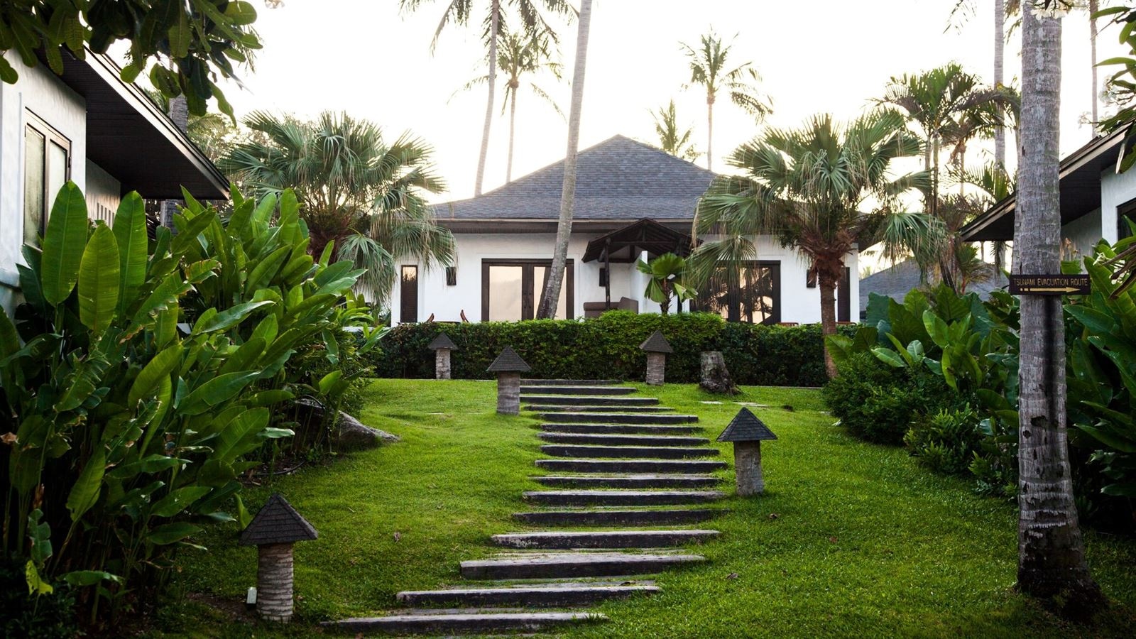 rooms-deluxe-villa-garden-view