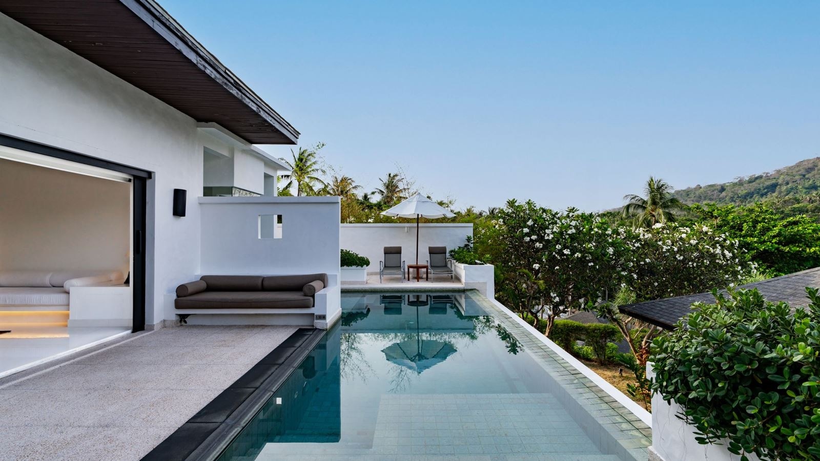 rooms-grand-pool-suite-with-partial-sea-view