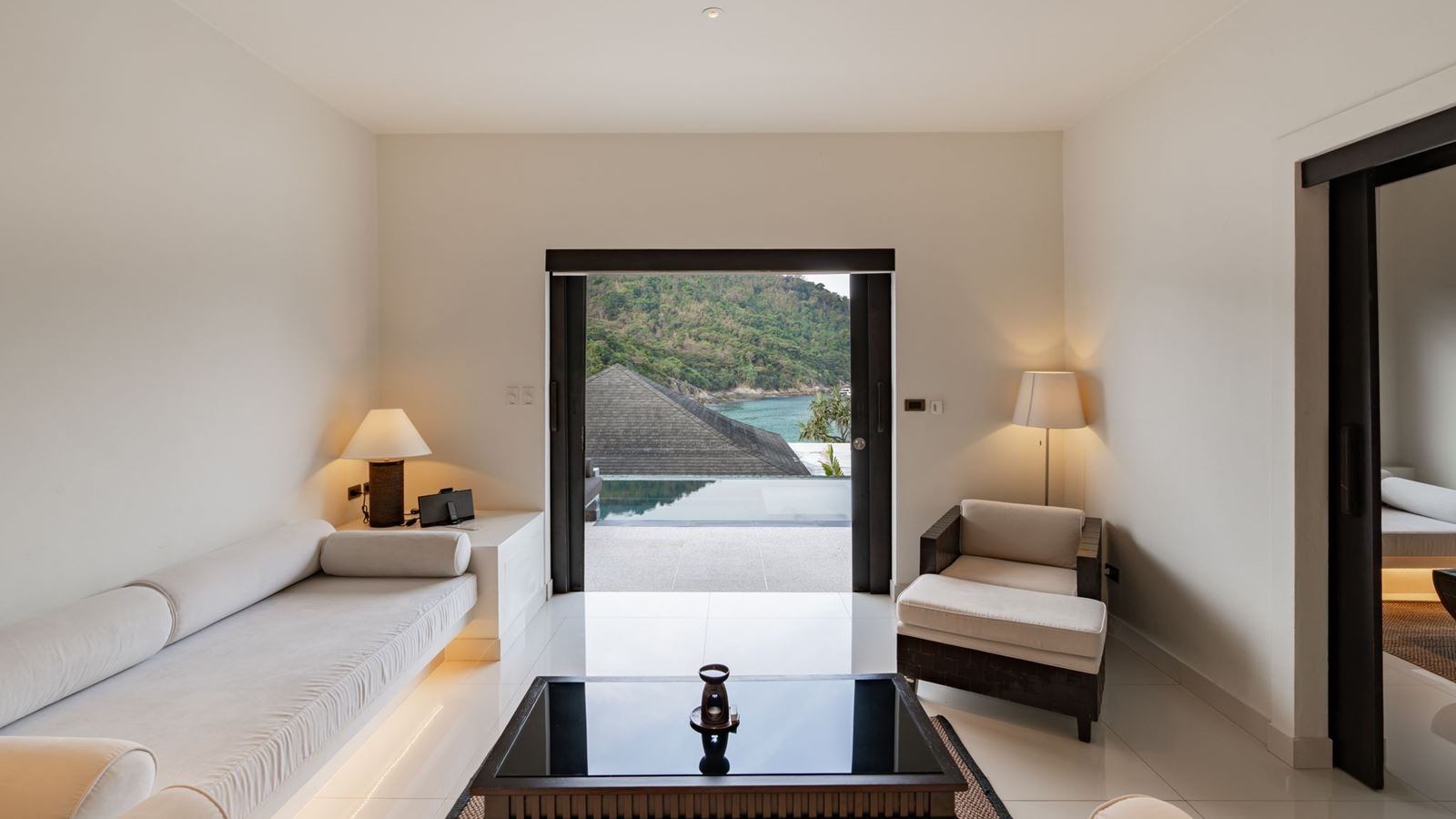 rooms-grand-pool-suite-with-partial-sea-view