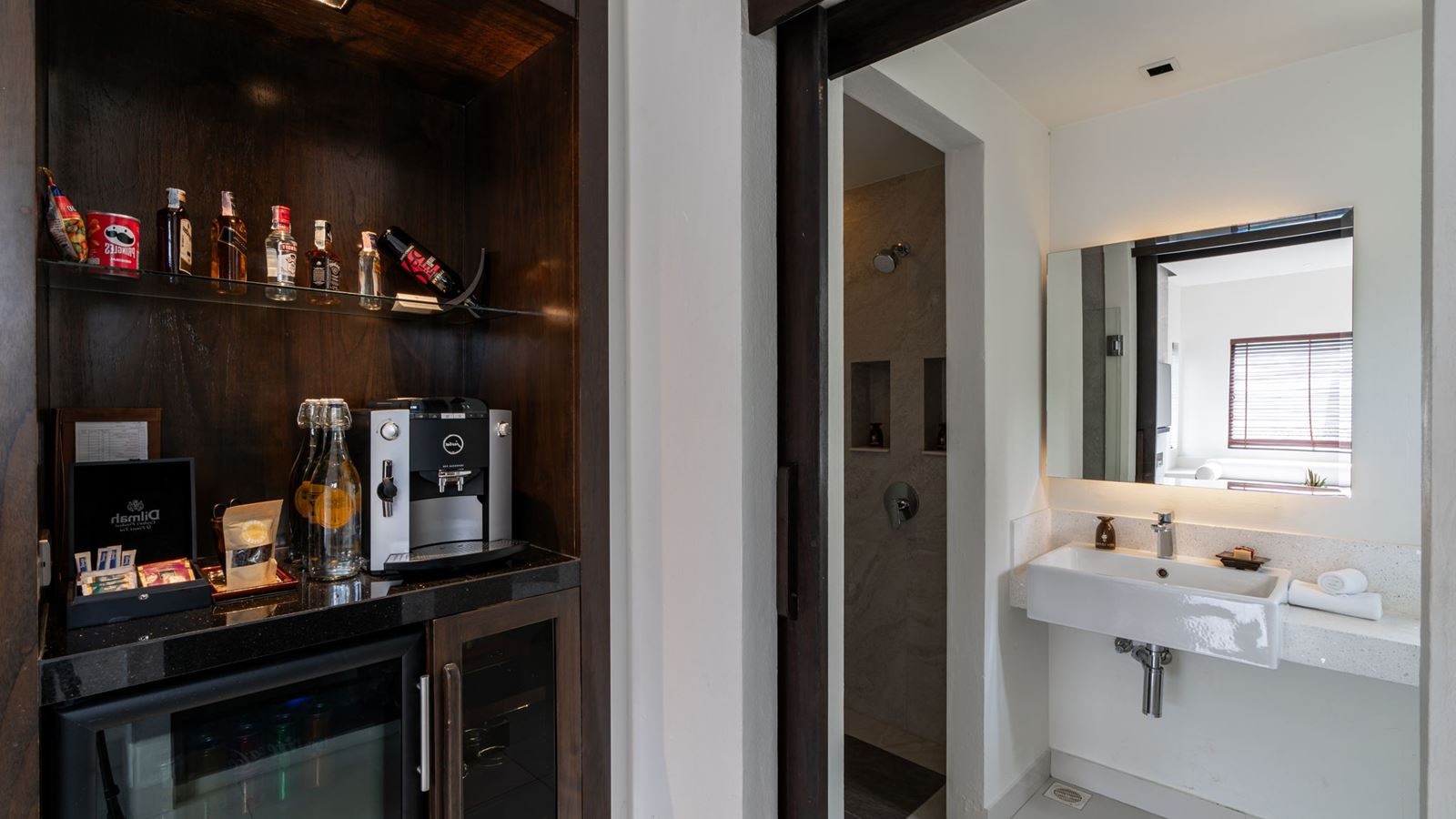 rooms-grand-pool-suite-sea-view