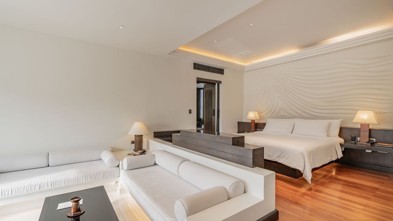 rooms-grand-pool-suite-sea-view