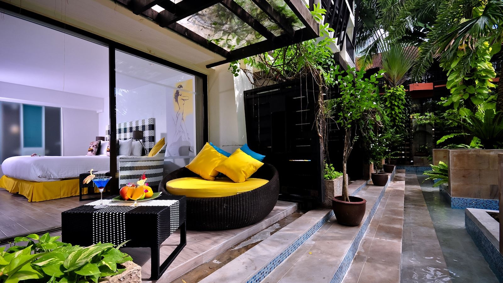 rooms-premier-pool-access