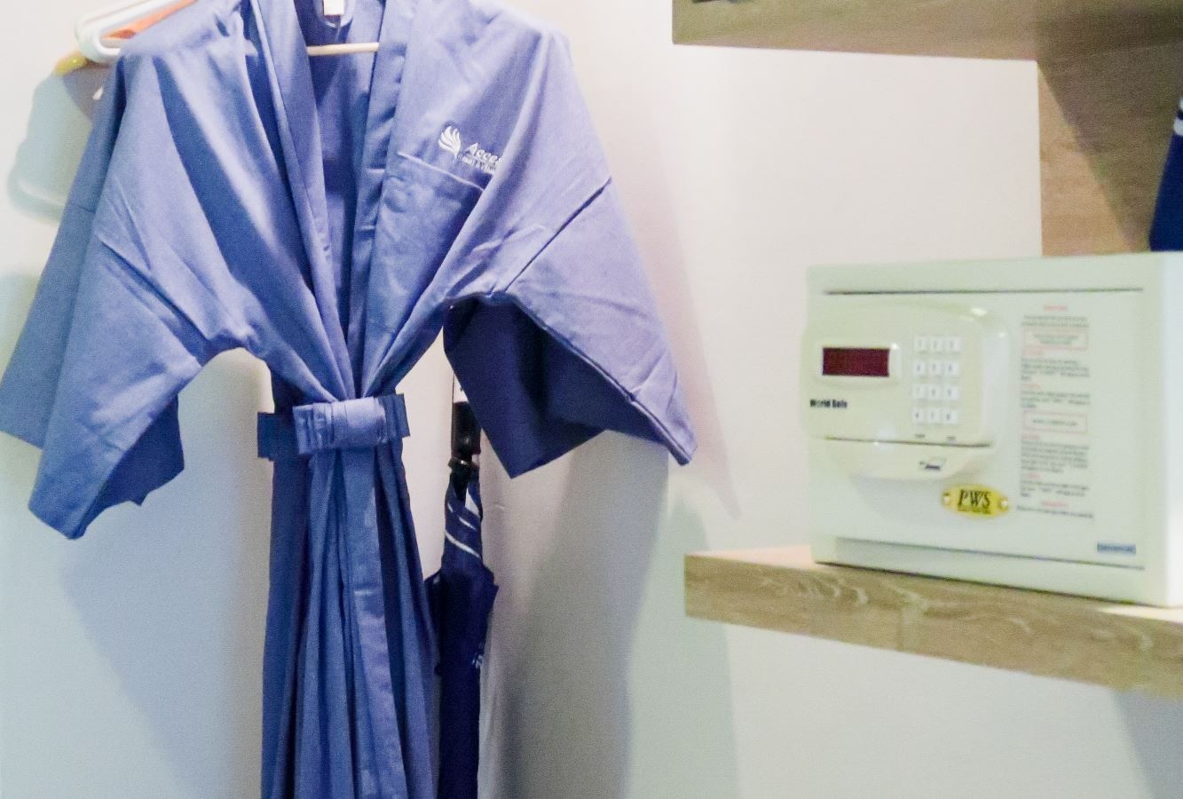 rooms-pool-suite-blue-wing