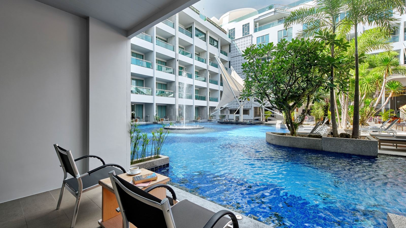 rooms-deluxe-pool-access