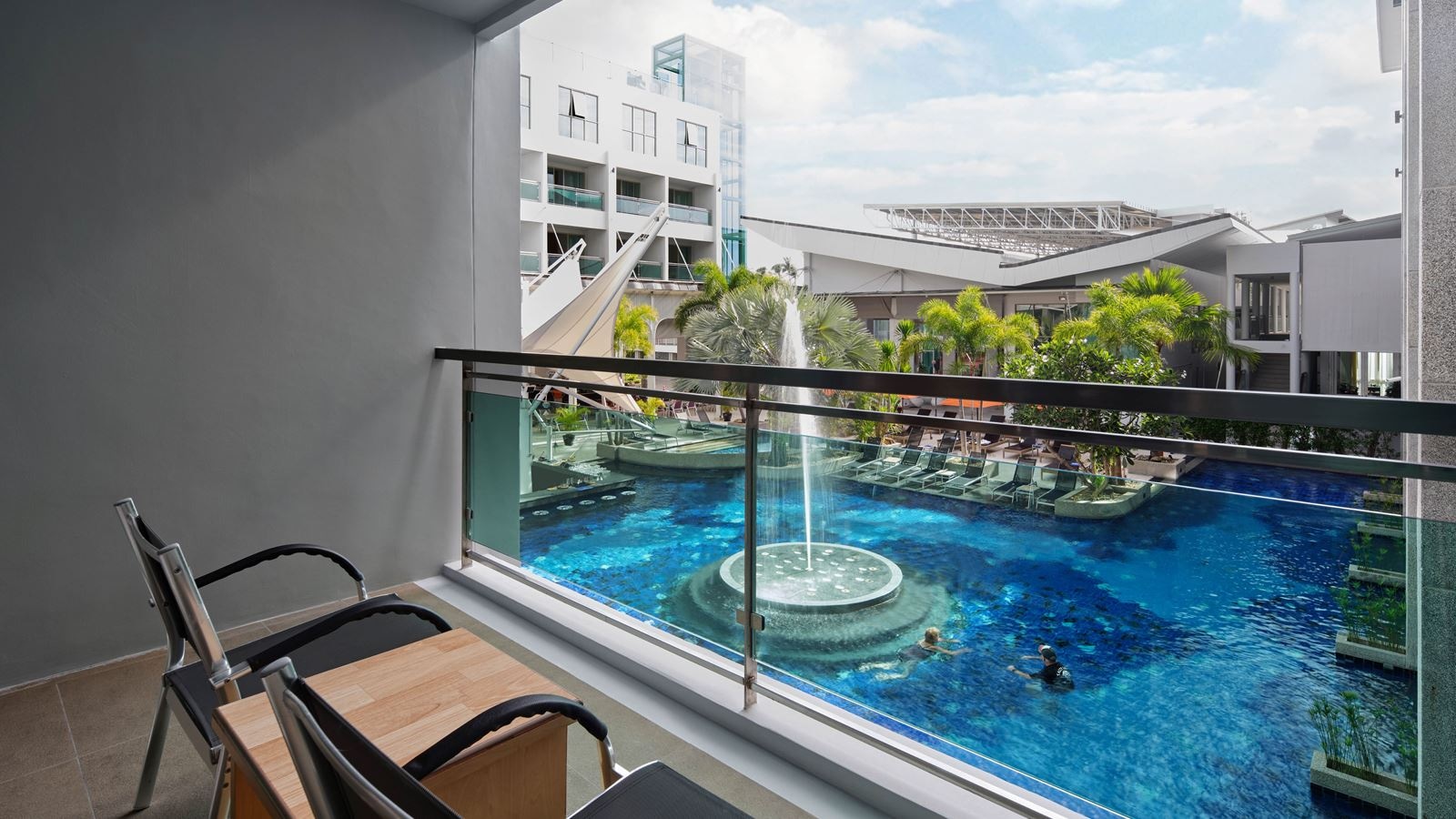 rooms-deluxe-pool-view