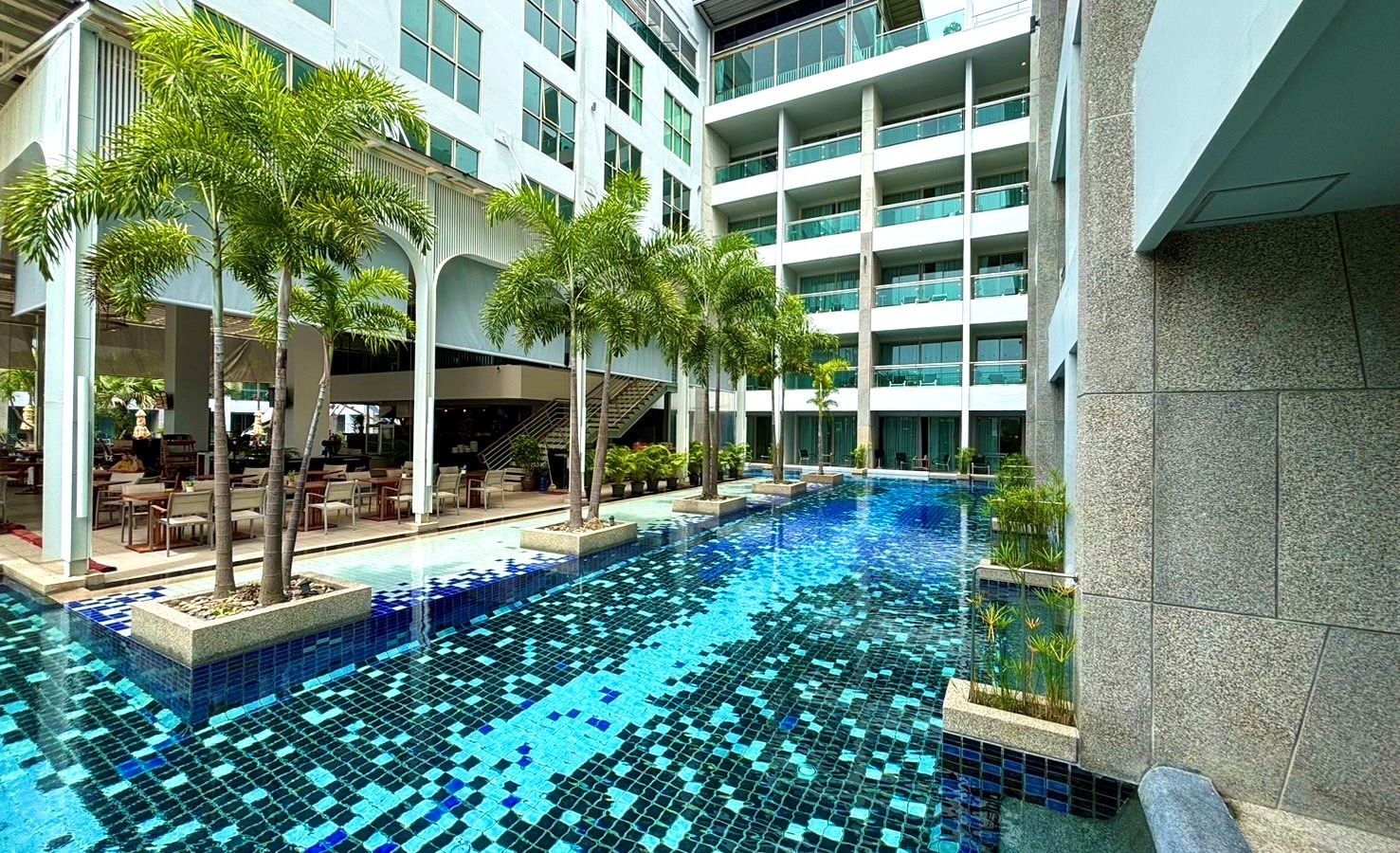 rooms-deluxe-urban-pool-access