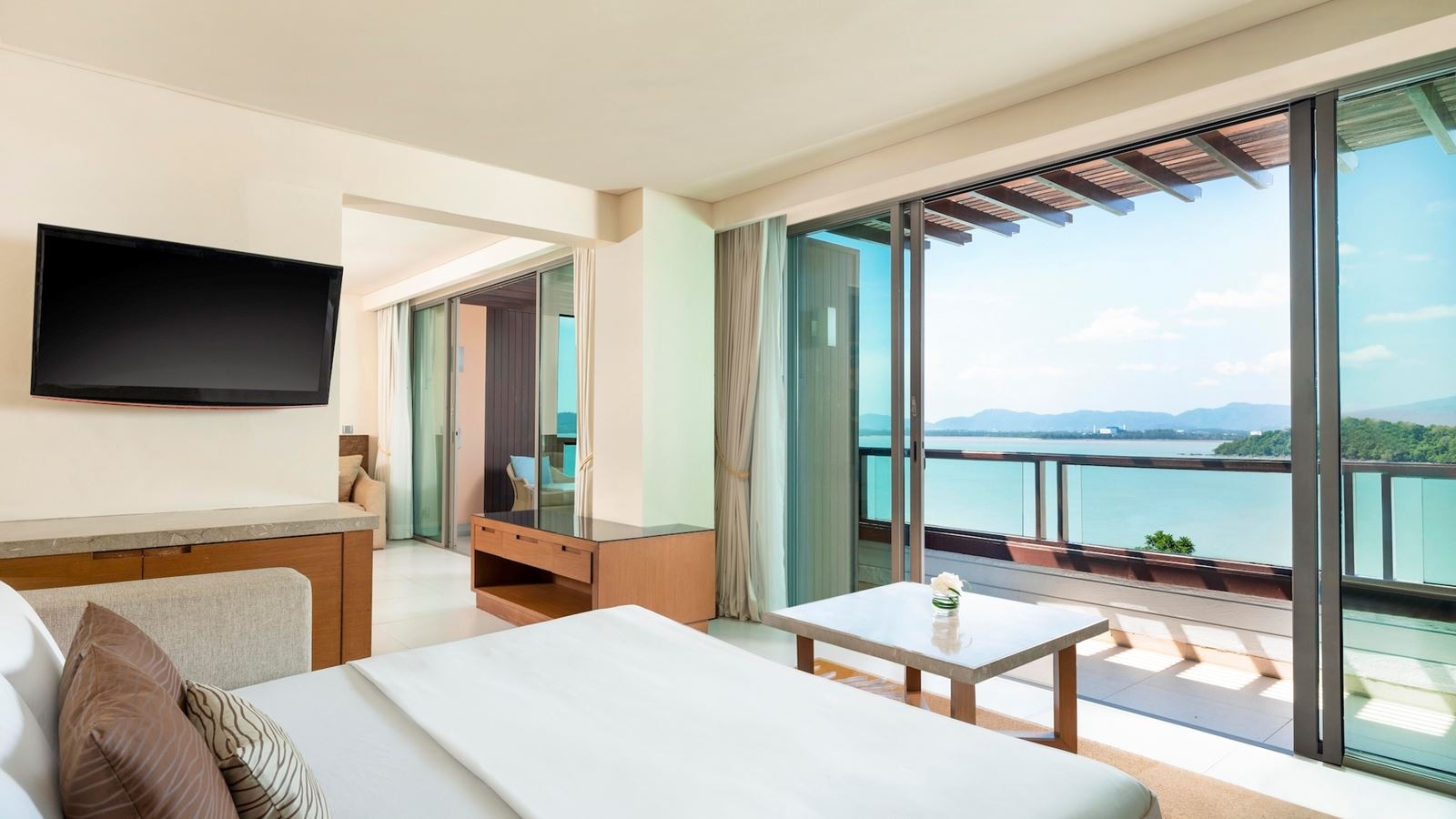 rooms-deluxe-sea-view-suite