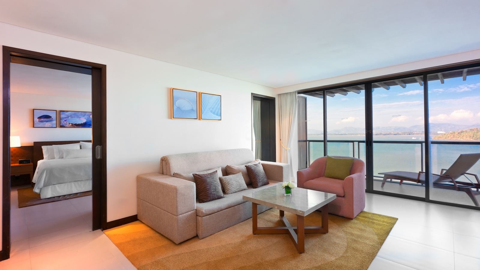 rooms-deluxe-sea-view-suite