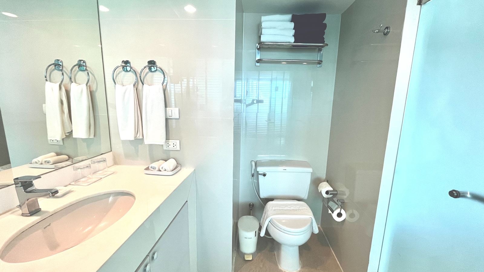 rooms-deluxe-pool-view