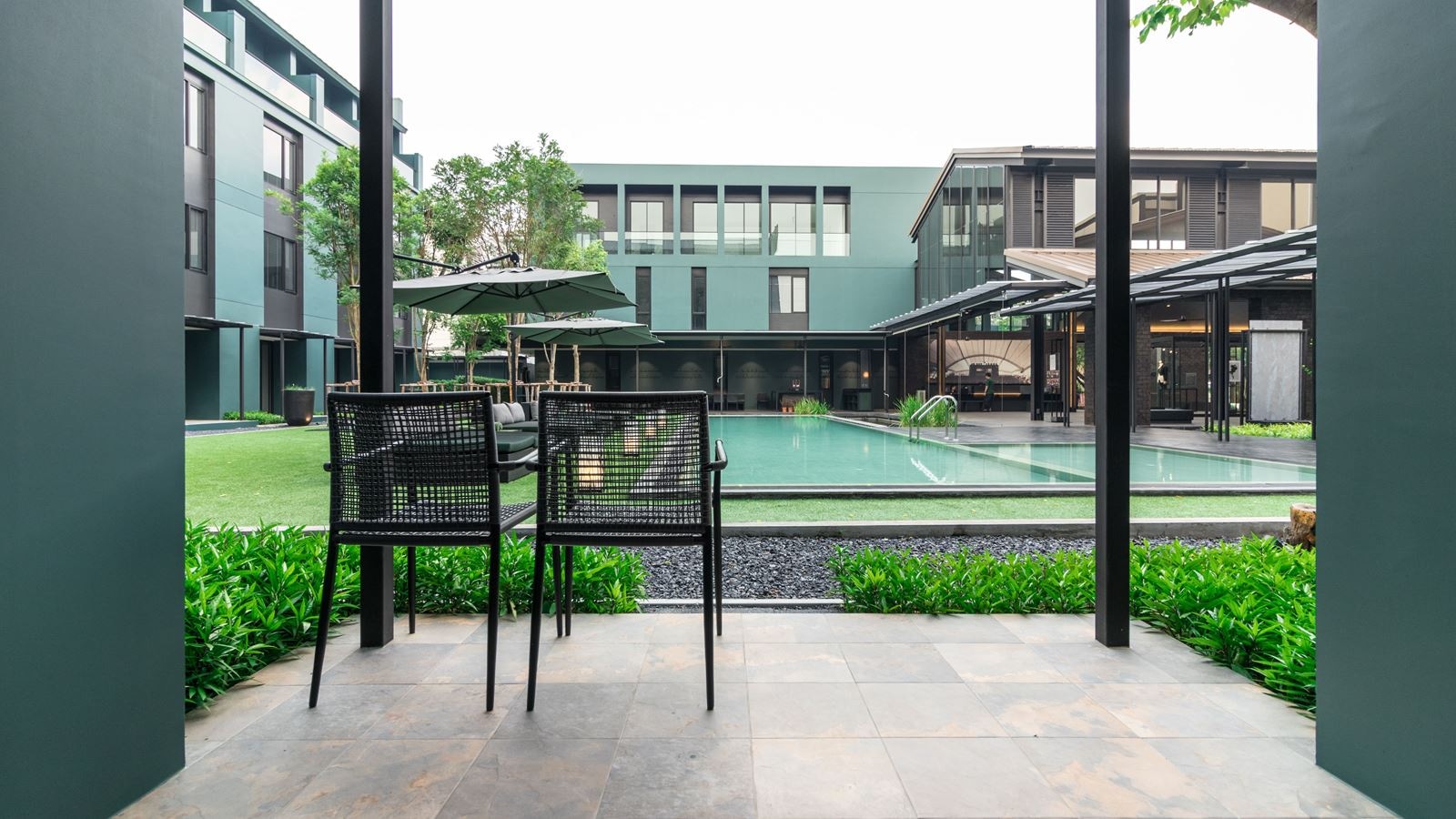 rooms-lakorn-poolside