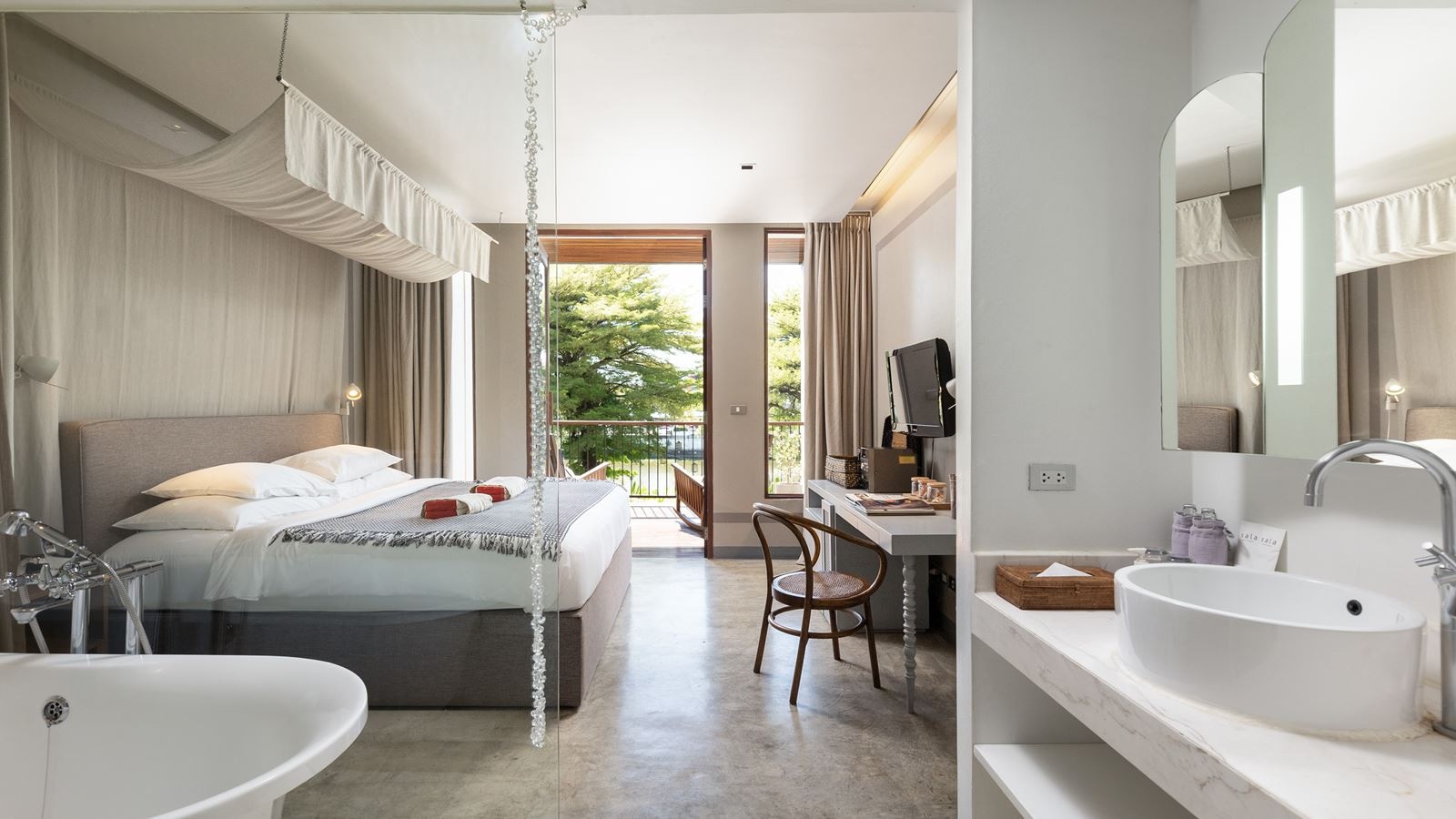 rooms-river-view-superior-balcony