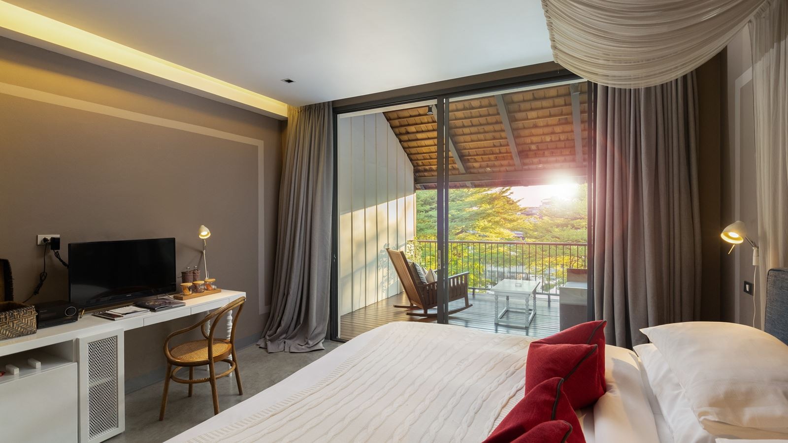 rooms-river-view-deluxe-balcony