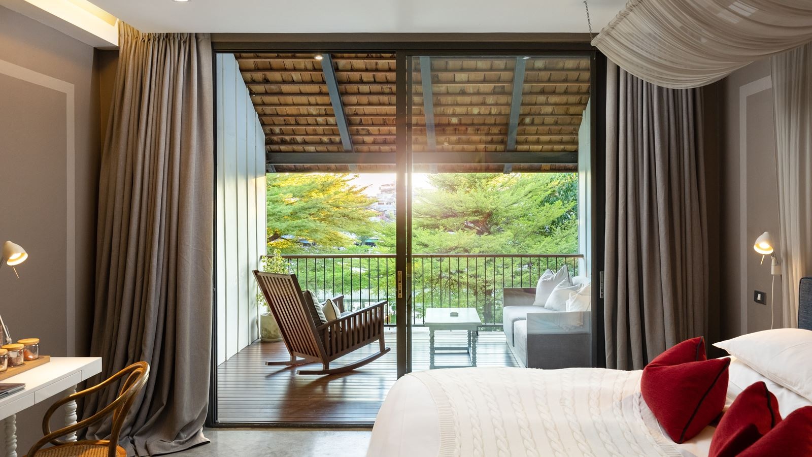 rooms-river-view-deluxe-balcony