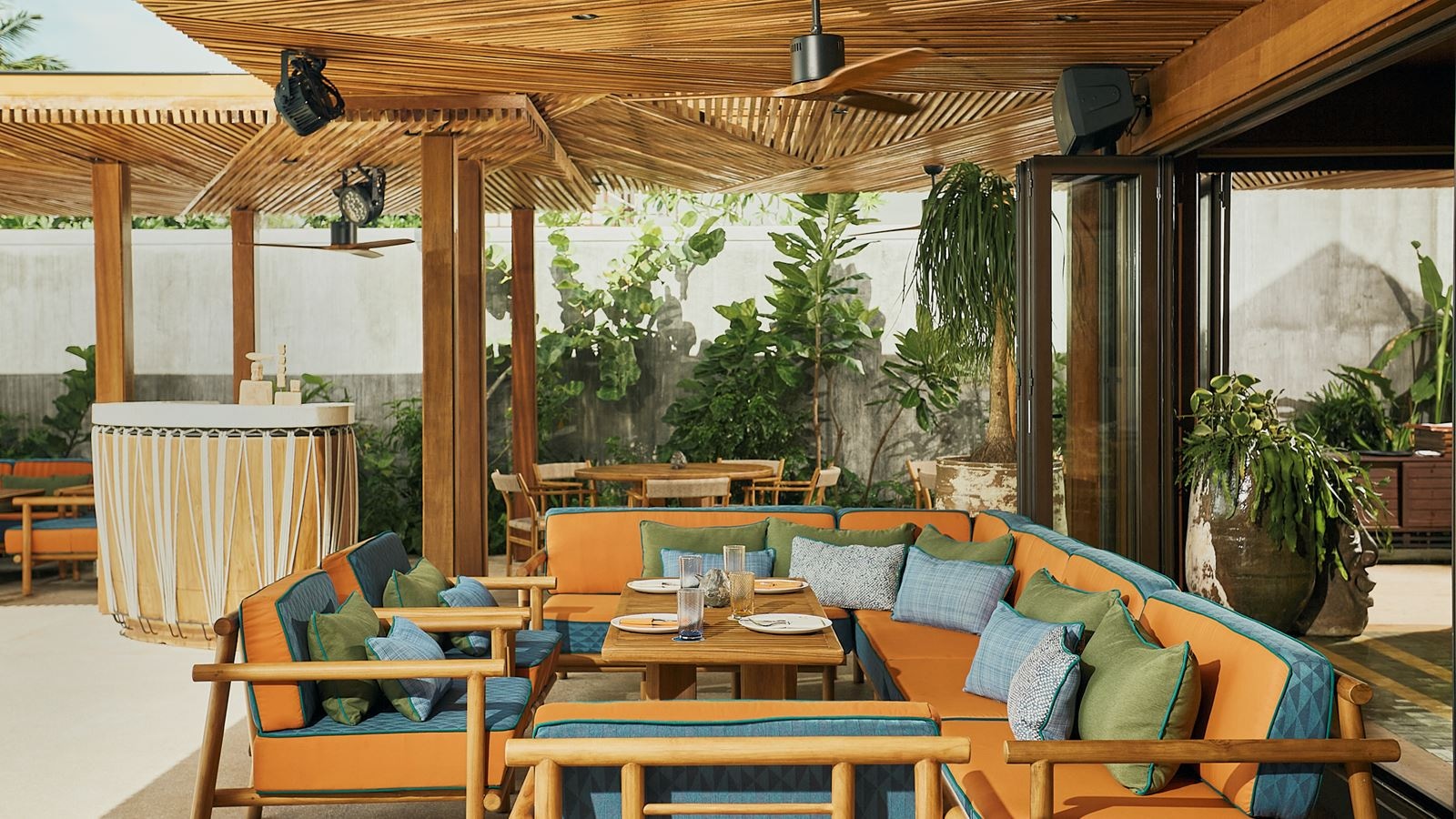 restaurants-laku-beach-club