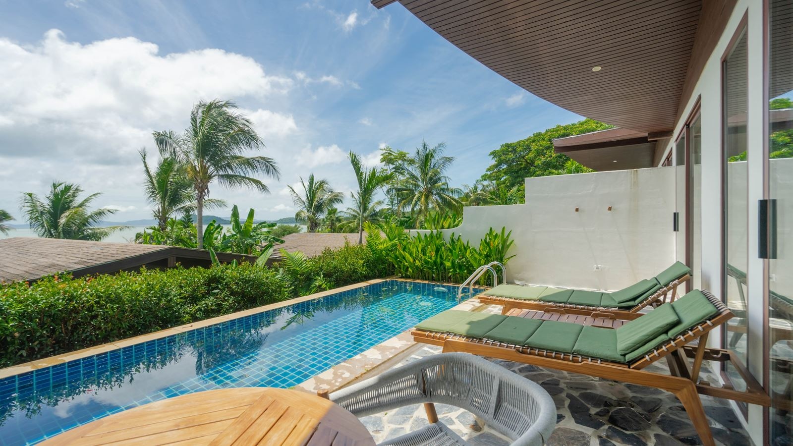 rooms-lux-2bedroom-garden-view-pool-villa