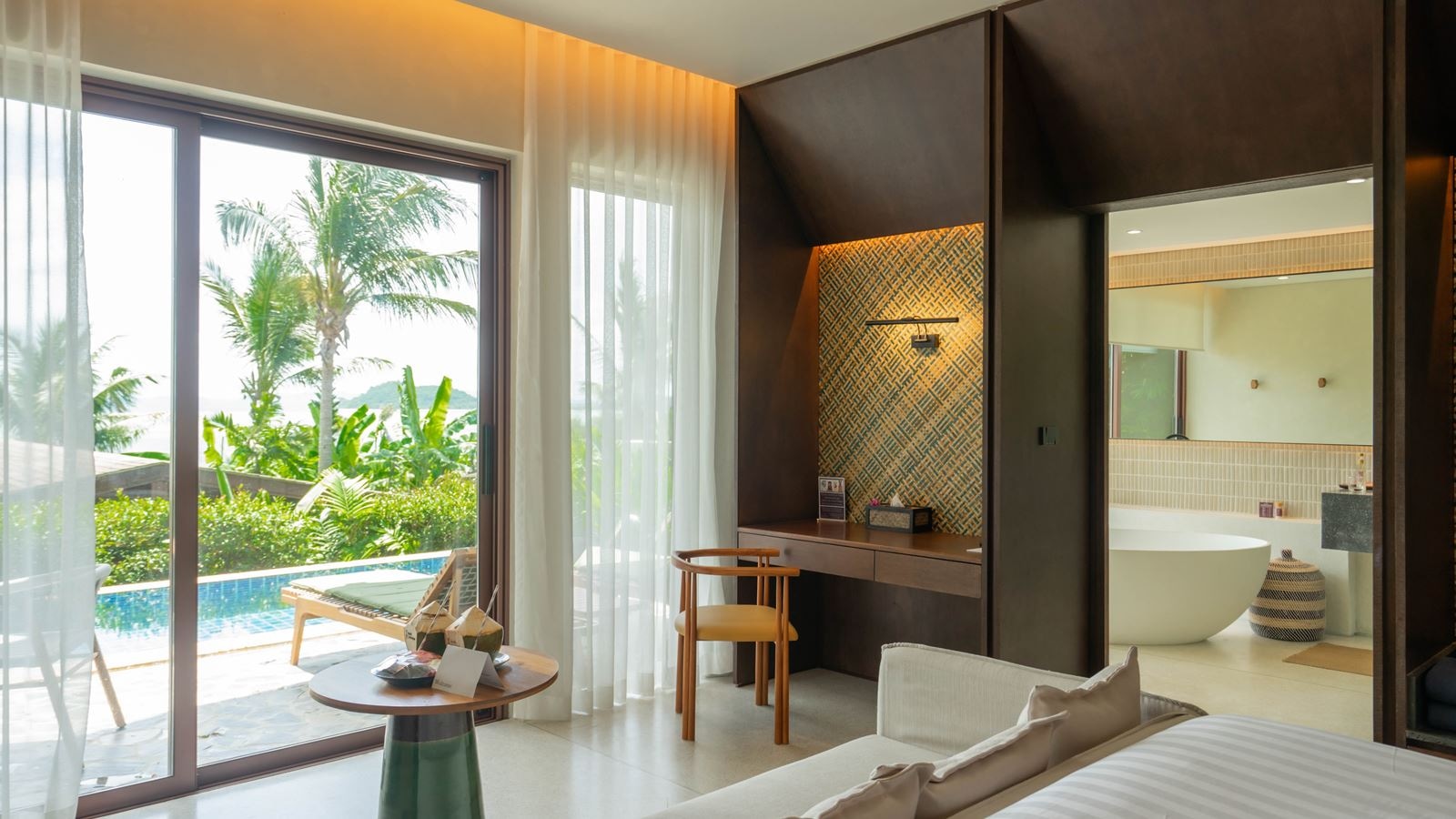 rooms-lux-2bedroom-garden-view-pool-villa