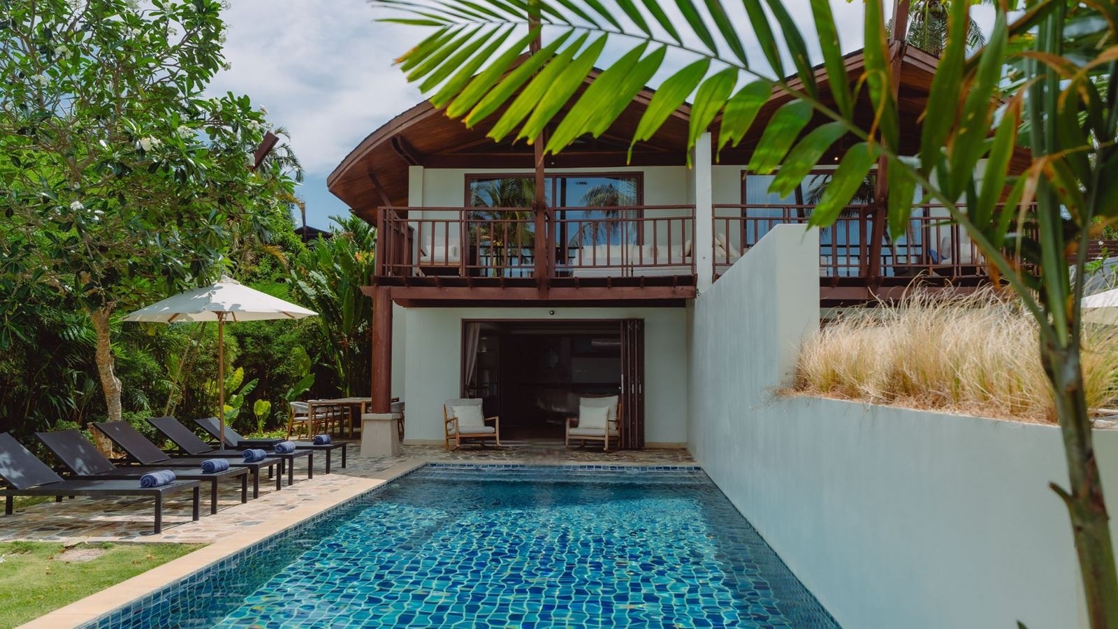 rooms-lux-2-bedroom-grand-beachfront-pool-villa