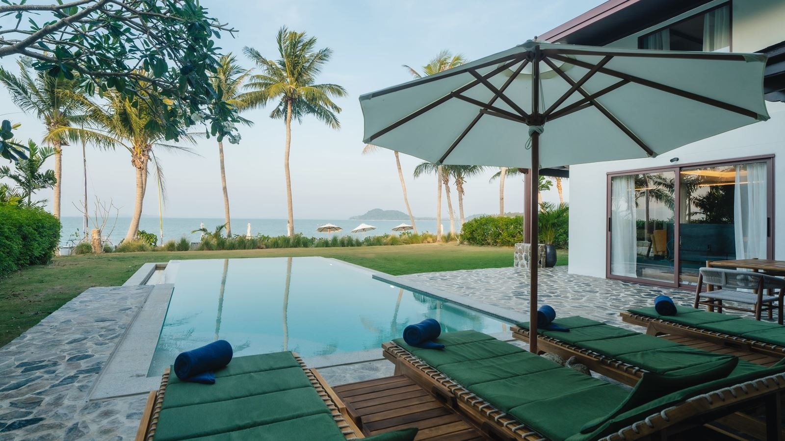 rooms-lux-3-bedroom-grand-beachfront-pool-villa