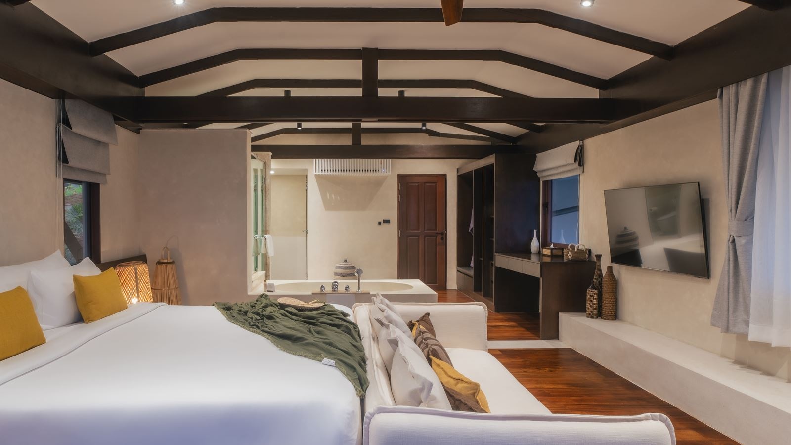 rooms-lux-3-bedroom-grand-beachfront-pool-villa