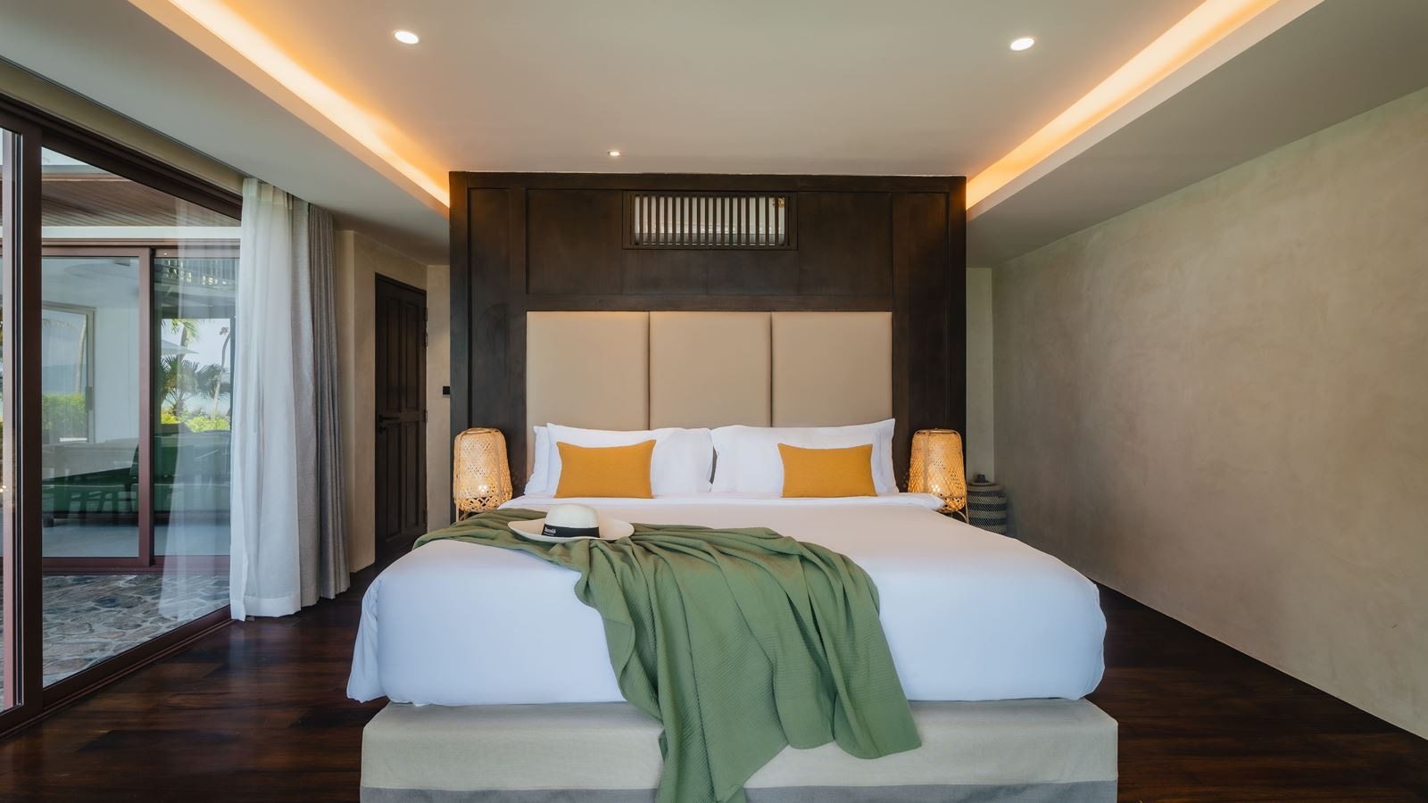 rooms-lux-5-bedroom-grand-beachfront-pool-villa