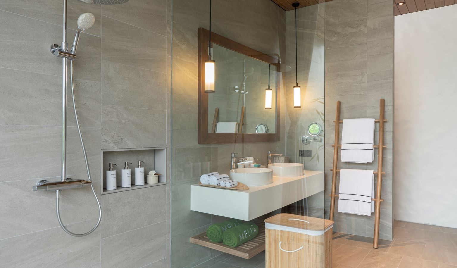 rooms-one-bedroom-suite-with-outdoor-bathtub