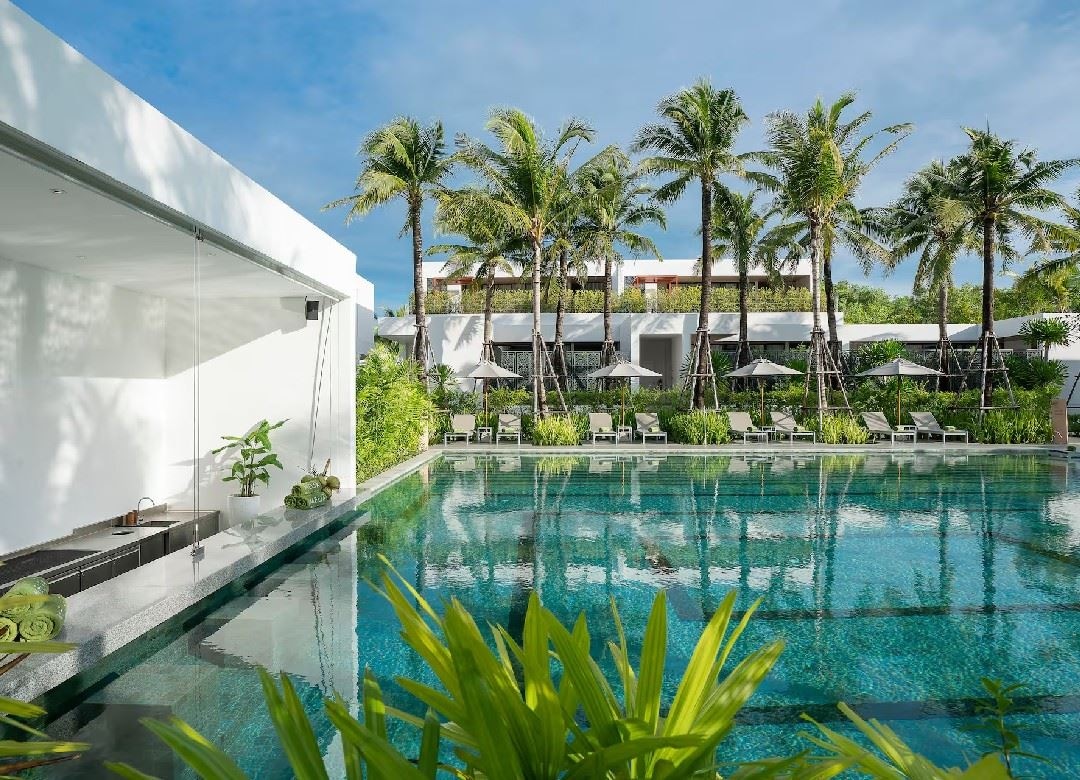 bars-lunar-swim-up-bar