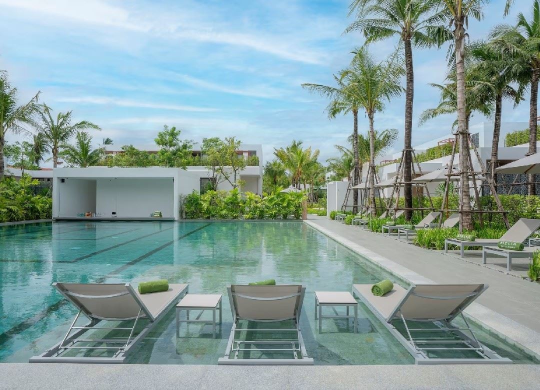 bars-lunar-swim-up-bar