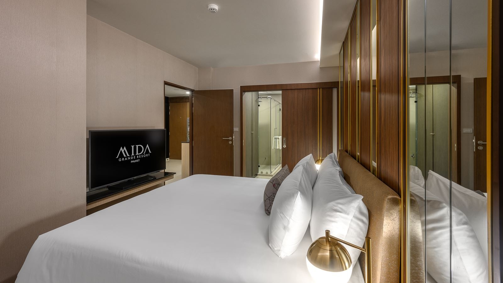 rooms-grande-2-bedroom-suite-ocean-view-with-jacuzzi